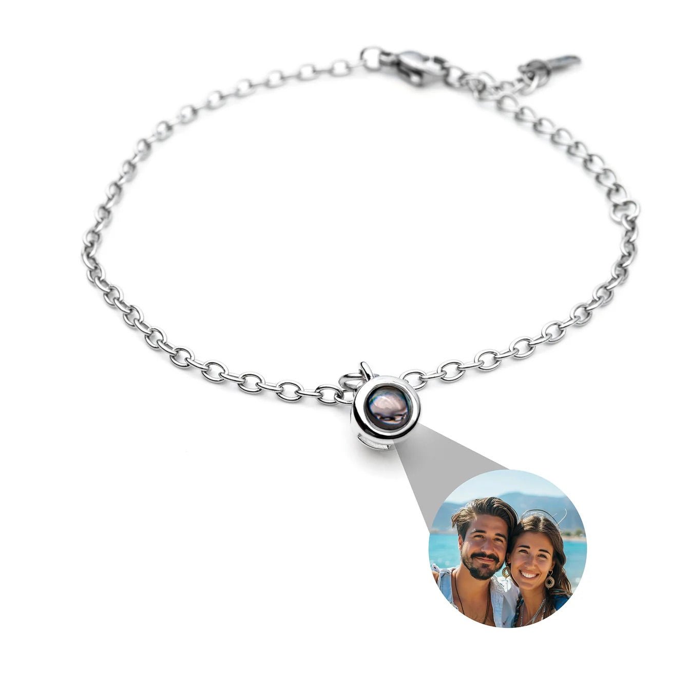 Bracelet en argent 925 à maille fine avec petit médaillon rond affichant une photo personnalisée colorée.
