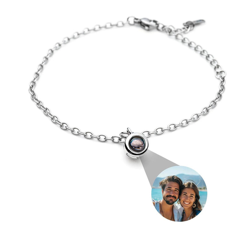 Bracelet en argent 925 à maille fine avec petit médaillon rond affichant une photo personnalisée colorée.