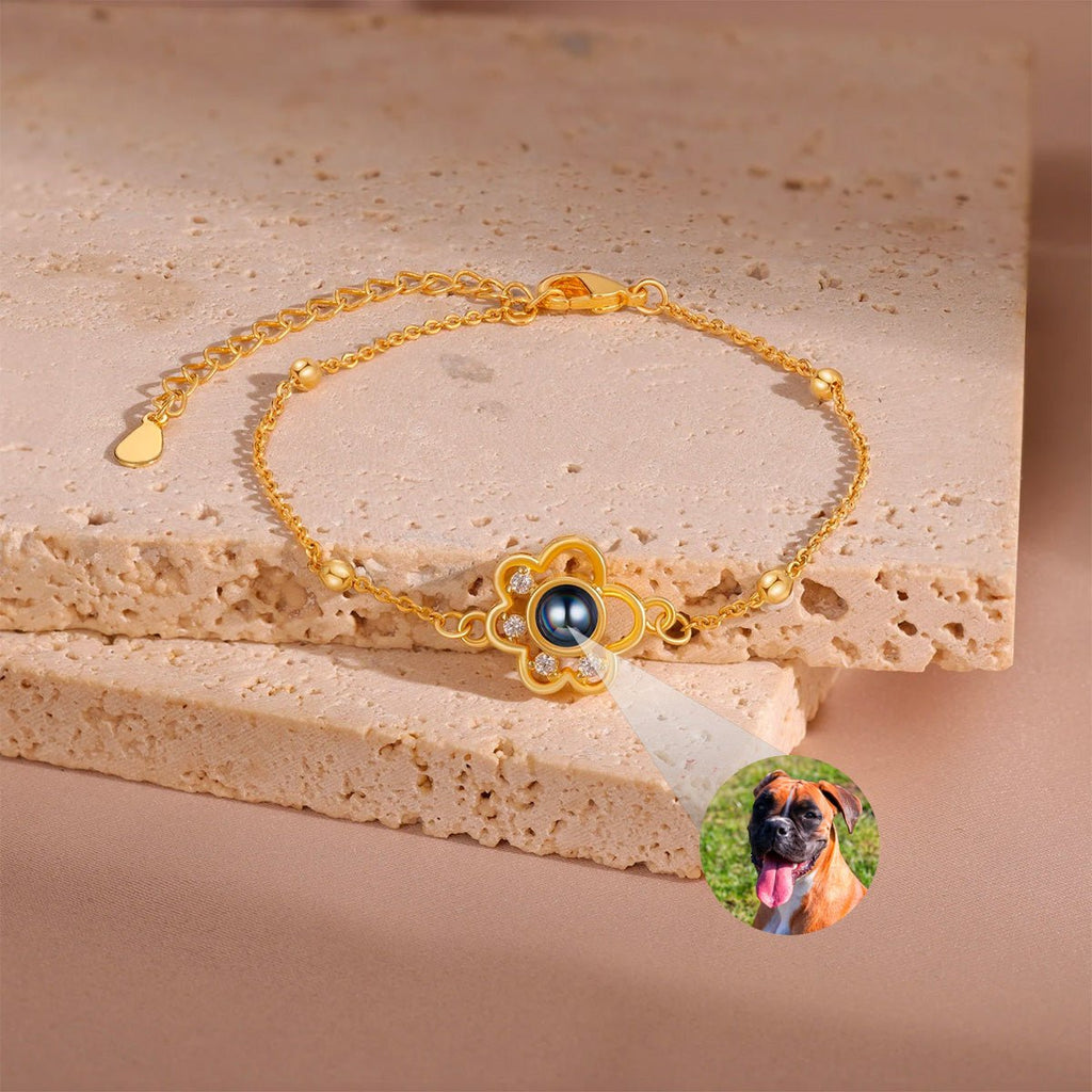 Bracelet fin en argent 925 plaqué or avec pendentif patte d’animal orné d’une photo projetée personnalisée.