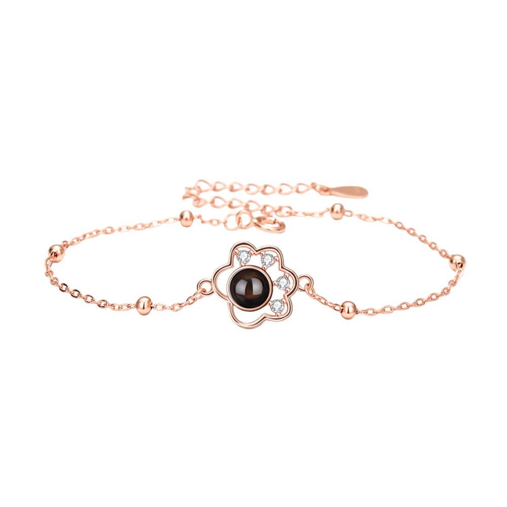 Bracelet fin plaqué or avec patte d’animal en argent 925 et photo projetée au centre, chaîne maille forçat réglable.