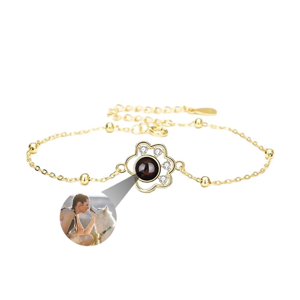 Bracelet plaqué or 925 avec pendentif patte d’animal et photo personnalisée projetée, chaîne fine maille forçat.