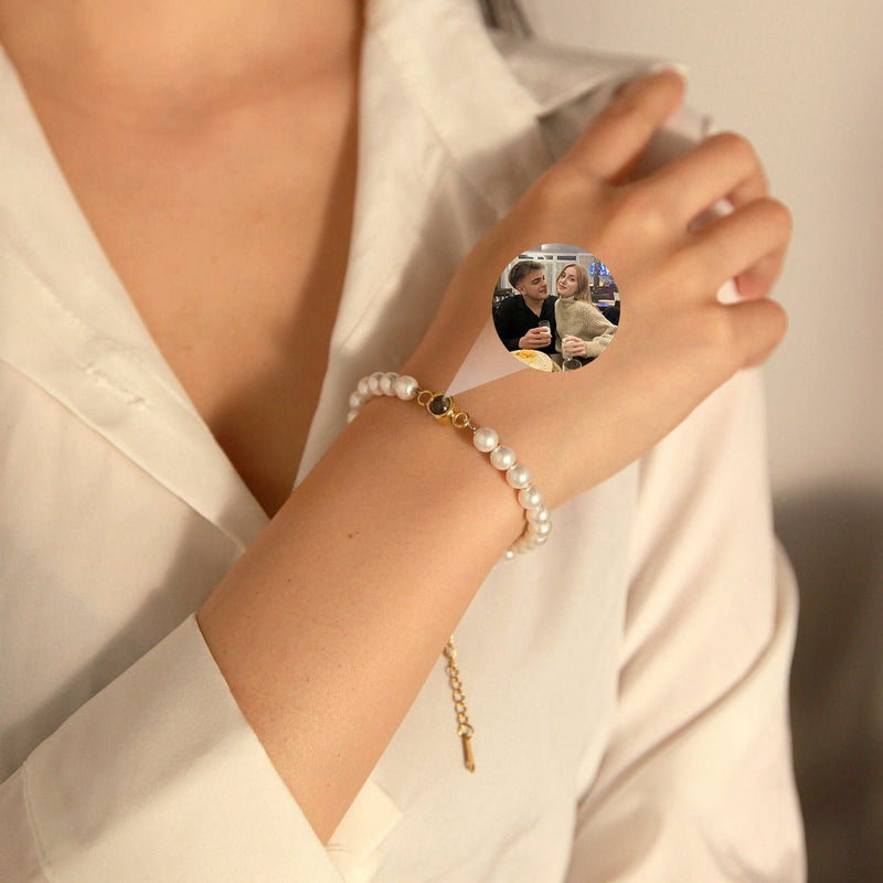 Bracelet perlé blanc avec médaille ronde en acier personnalisée affichant une photo, chaîne réglable or pâle.