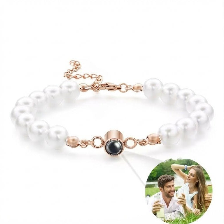 Bracelet perlé blanc avec chaîne ajustable en acier doré et projection photo intégrée au centre noir.