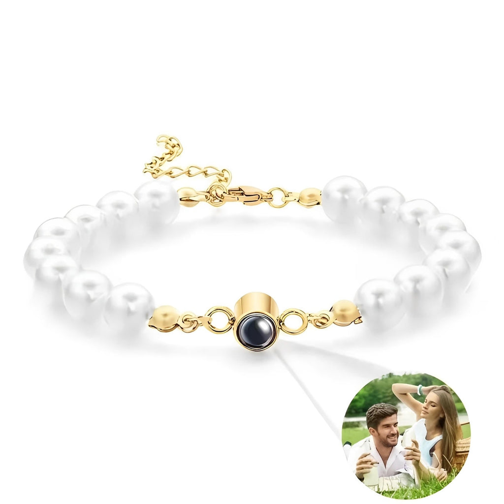 Bracelet perlé blanc avec chaîne dorée et médaillon central en acier noir personnalisable avec photo.