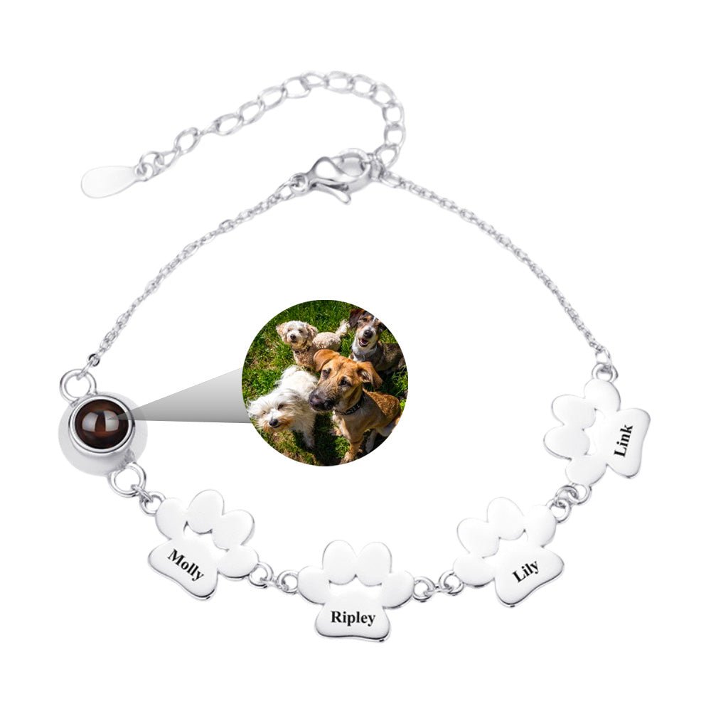 Bracelet en acier inoxydable argenté avec quatre pattes gravées et photo personnalisée au centre.