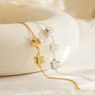 Bracelet personnalisé en acier inoxydable avec pendentif quatre pattes gravé, finition or et argent.