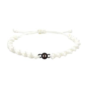 Bracelet tressé en nylon blanc avec fermoir coulissant noir et perle centrale marron.