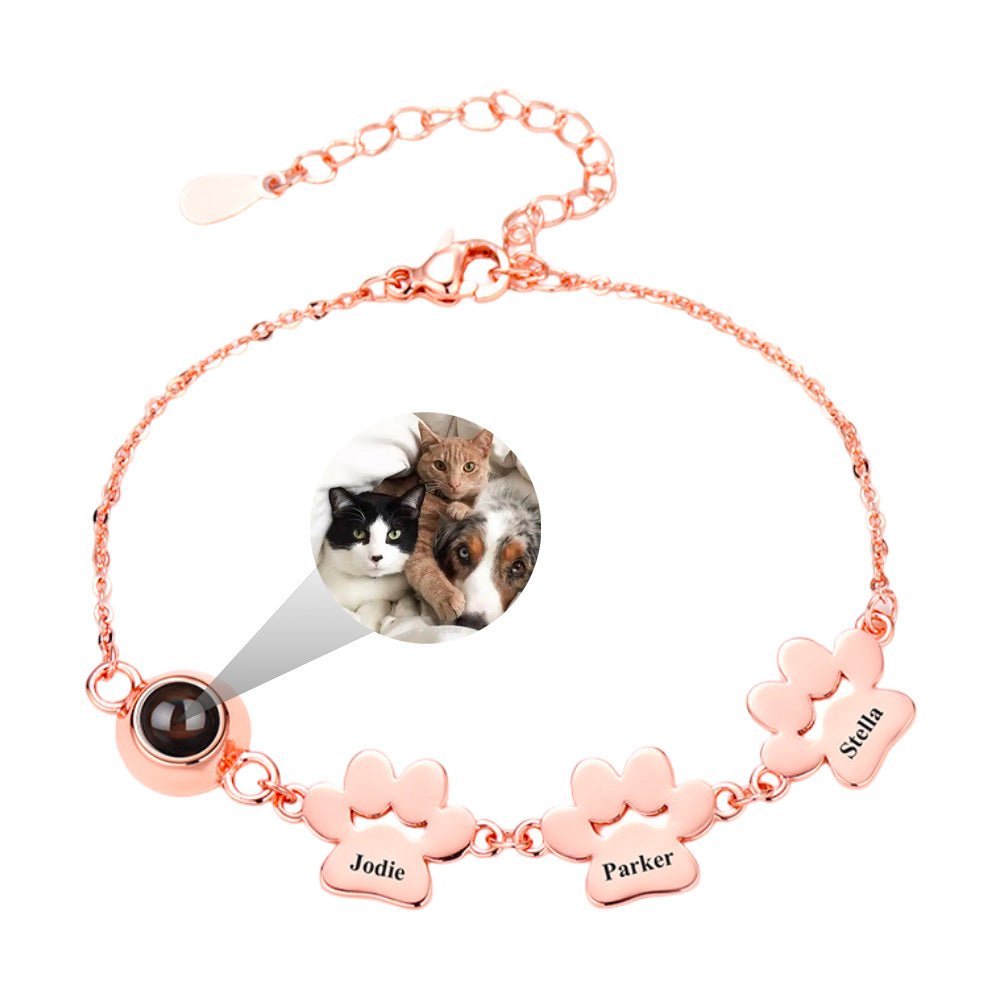 Bracelet or rosé en acier inoxydable avec trois pattes à graver et médaillon photo personnalisé.