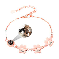 Bracelet or rosé en acier inoxydable avec trois pattes à graver et médaillon photo personnalisé.