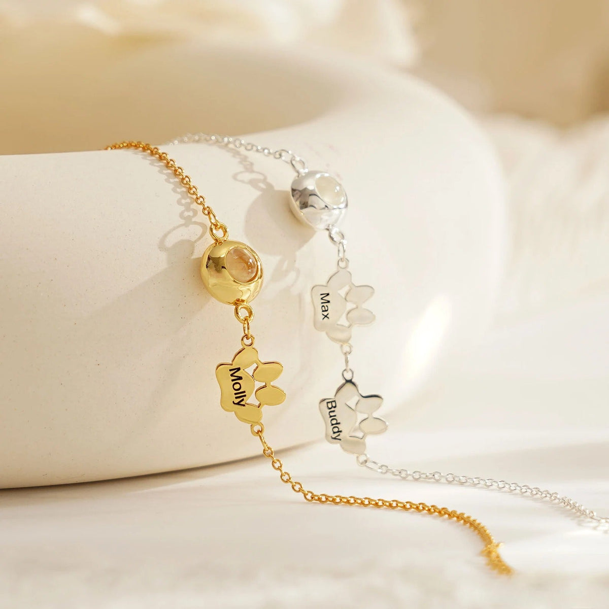 Bracelet délicat en acier inoxydable avec une patte à graver, disponible en or et argent, modèle Cliff.
