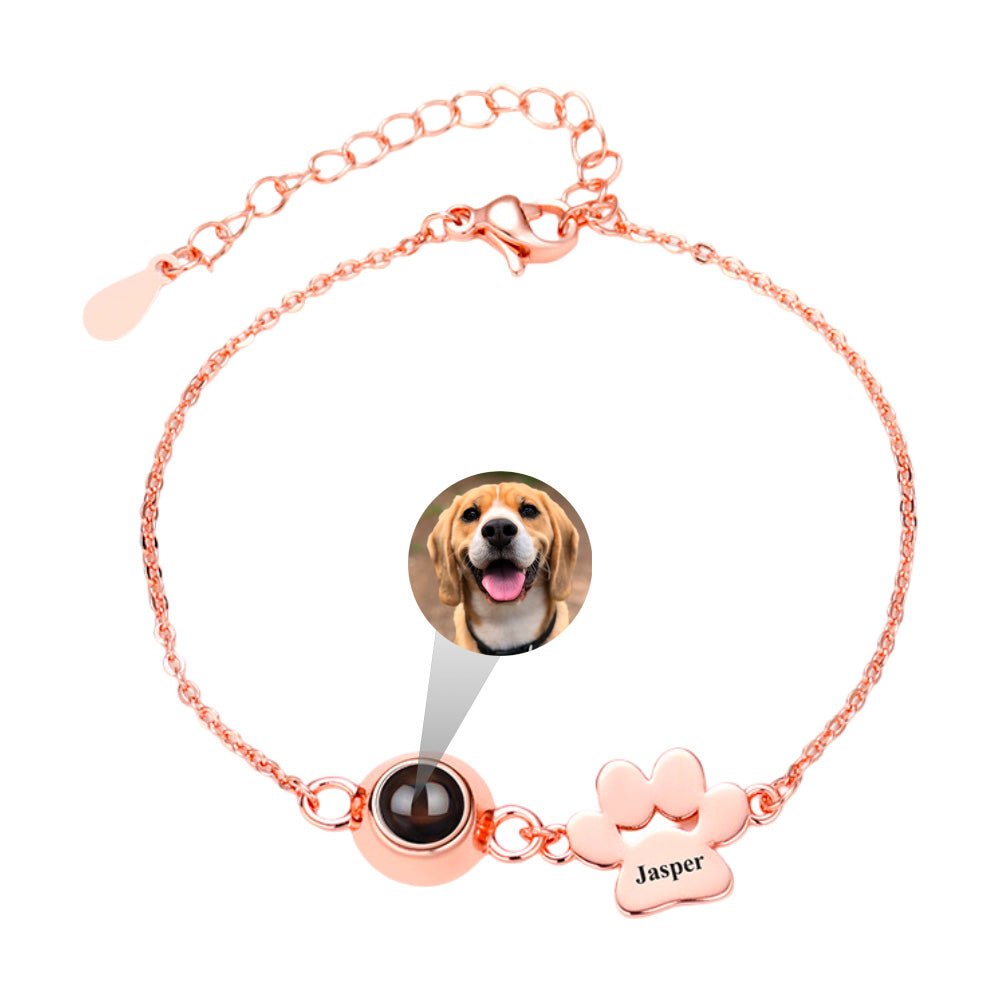 Bracelet en acier inoxydable or rosé avec médaille photo ronde et breloque patte à graver personnalisée.
