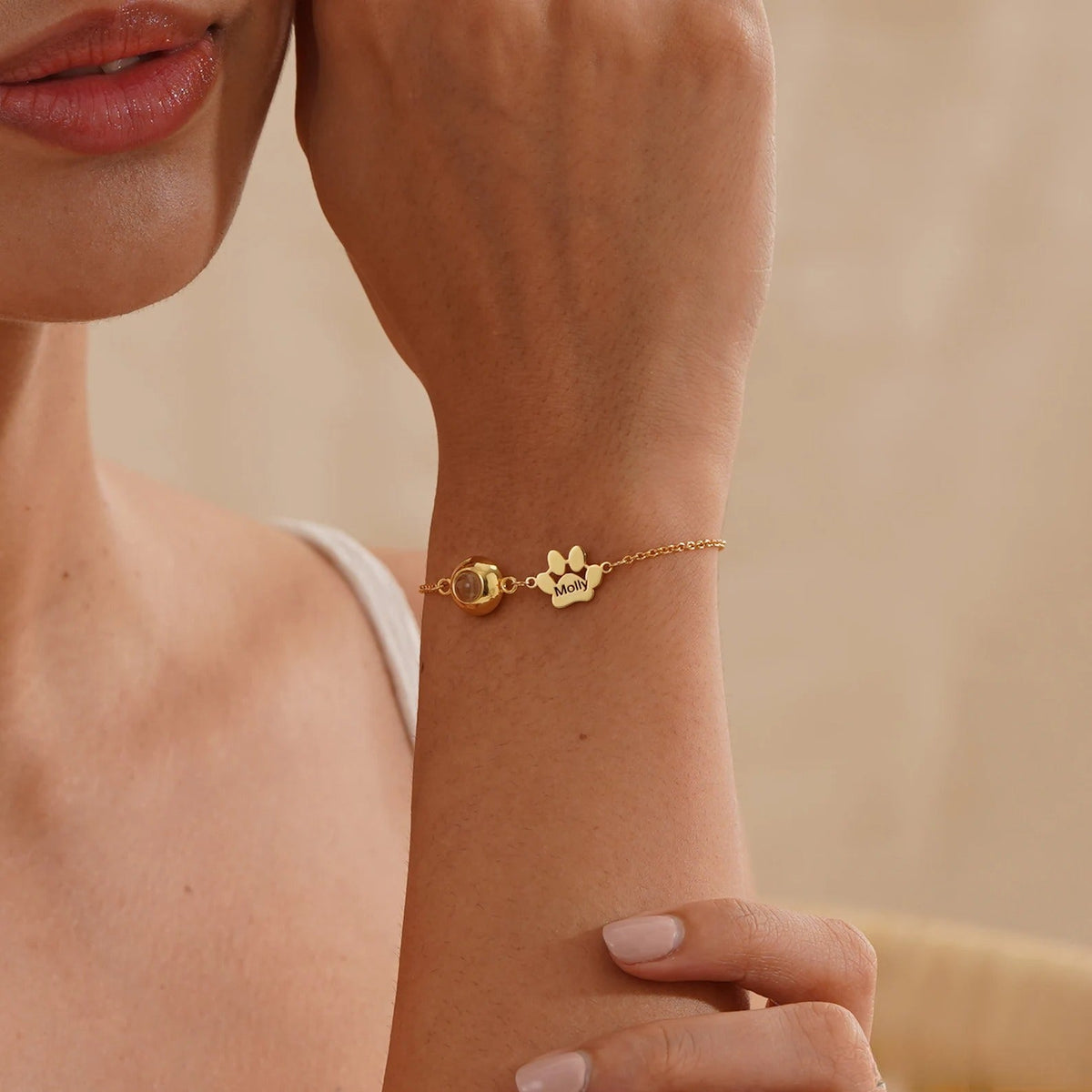 Bracelet fin en acier inoxydable or avec patte gravée et chaîne délicate modèle Cliff.