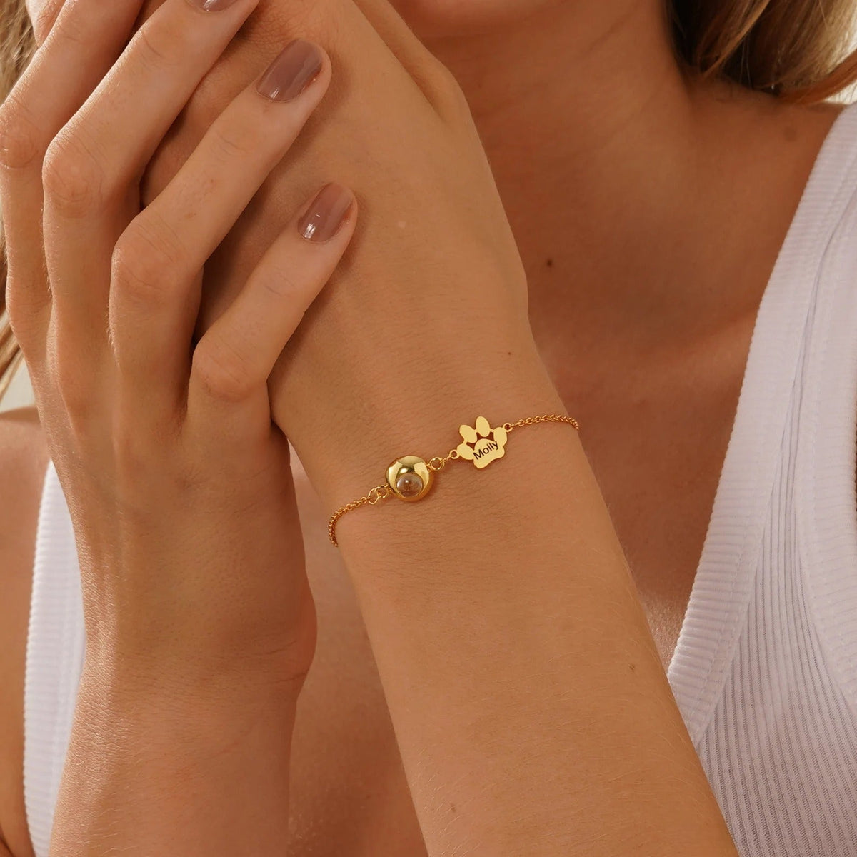 Bracelet personnalisé en acier inoxydable or avec patte gravée et médaille ronde fine.