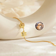 Bracelet en acier inoxydable or avec pendentif patte gravée et médaillon photo rond personnalisé.