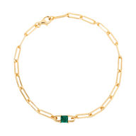 Bracelet fin en titane doré avec une pierre de naissance carrée verte au centre, chaîne maillons rectangulaires.
