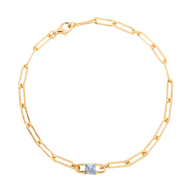 Bracelet fin en titane doré à maillons allongés avec pierre de naissance bleue carrée centrale.