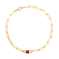 Bracelet fin en titane doré avec chaîne à maillons rectangulaires et pierre carrée rouge éclatante.