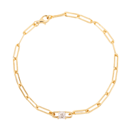 Bracelet fin en titane doré avec chaîne à maillons rectangulaires et pierre de naissance carrée centrale transparente.