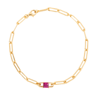 Bracelet fin en titane doré avec lien à maillons rectangulaires et pierre de naissance rouge carrée.