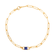 Bracelet fin en titane doré à maillons rectangulaires avec pierre carrée bleue au centre.