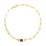 Bracelet fin en titane doré avec maillons rectangulaires et pierre de naissance carrée bleu foncé.