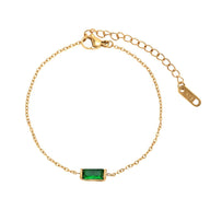 Bracelet fin en titane doré avec pierre de naissance rectangulaire verte et chaîne réglable.