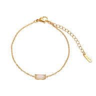 Bracelet fin en titane doré avec pierre de naissance rectangulaire rose pâle, chaîne délicate.