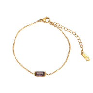 Bracelet fin en titane doré avec pierre rectangulaire violette et chaîne délicate ajustable.