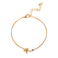 Bracelet fin en titane doré avec pendentif fleur et petite pierre bleue sur chaîne délicate.