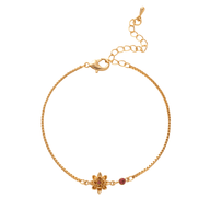 Bracelet fin en titane doré avec fleur centrale ornée d'une pierre de naissance rouge et petit détail perle.