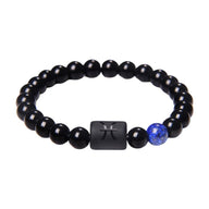 Bracelet perles de verre noir rondes avec perle bleue marbrée et perle plate noire gravée du symbole astrologique Poissons.