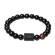 Bracelet élastique à perles noires en verre, avec une perle carrée noire gravée du symbole astrologique et une perle en.