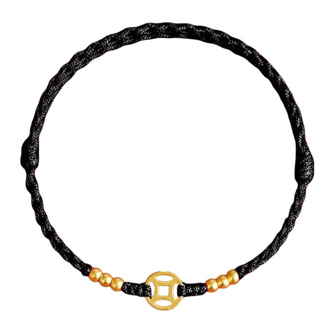 Bracelet fil rouge noir tressé avec perles dorées et détail central doré circulaire.