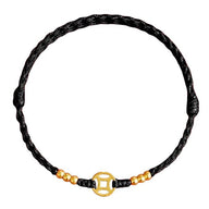 Bracelet fil rouge noir tressé avec perles dorées et détail central doré circulaire.