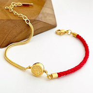 Bracelet femme fil rouge et titane, pendentif doré gravé, chaîne ajustable fine dorée.