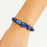Bracelet ajustable en cordon noir avec pierres naturelles polies bleu profond de formes irrégulières.