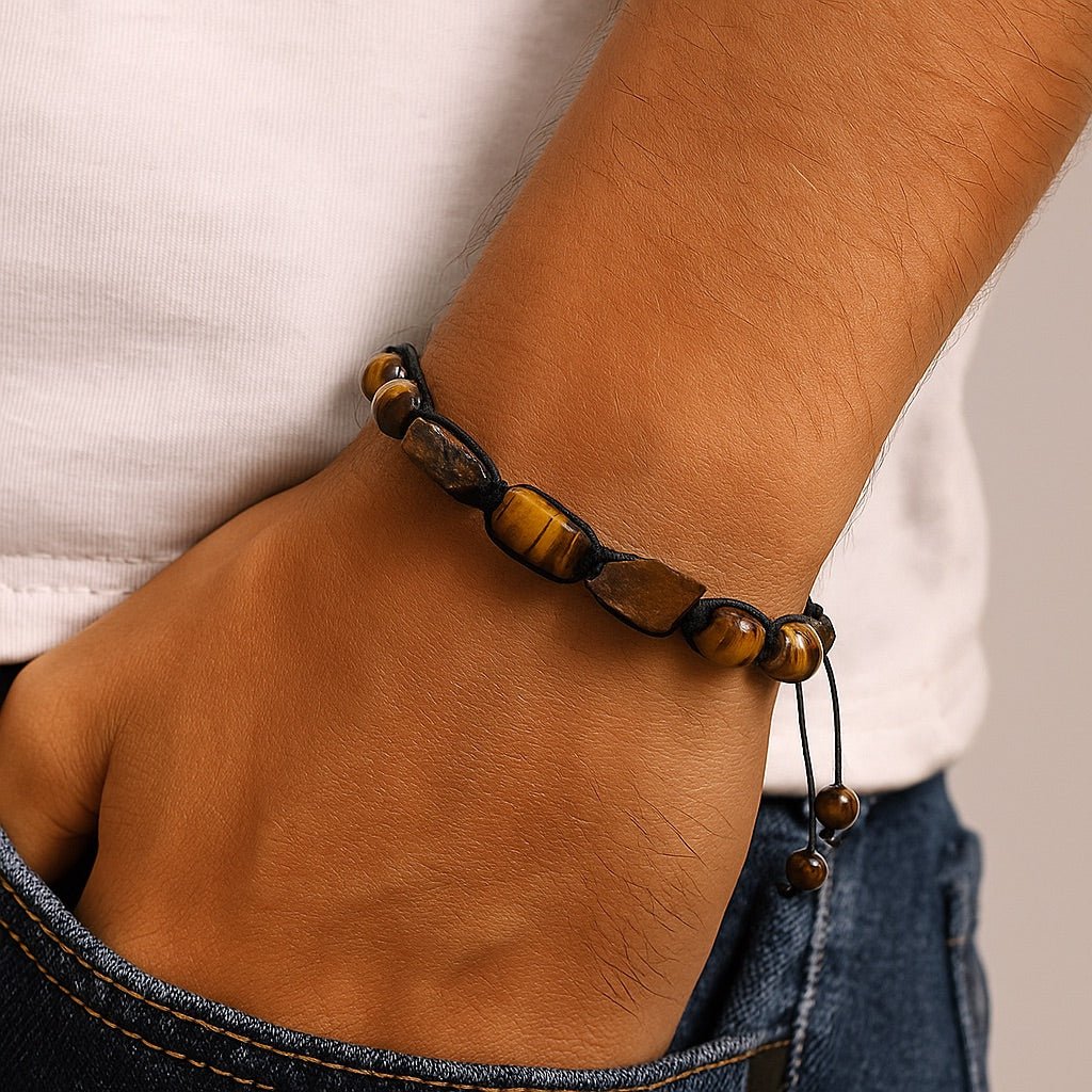 Bracelet homme à pierres polies brunes et noires sur cordon noir ajustable, design équilibré et naturel.