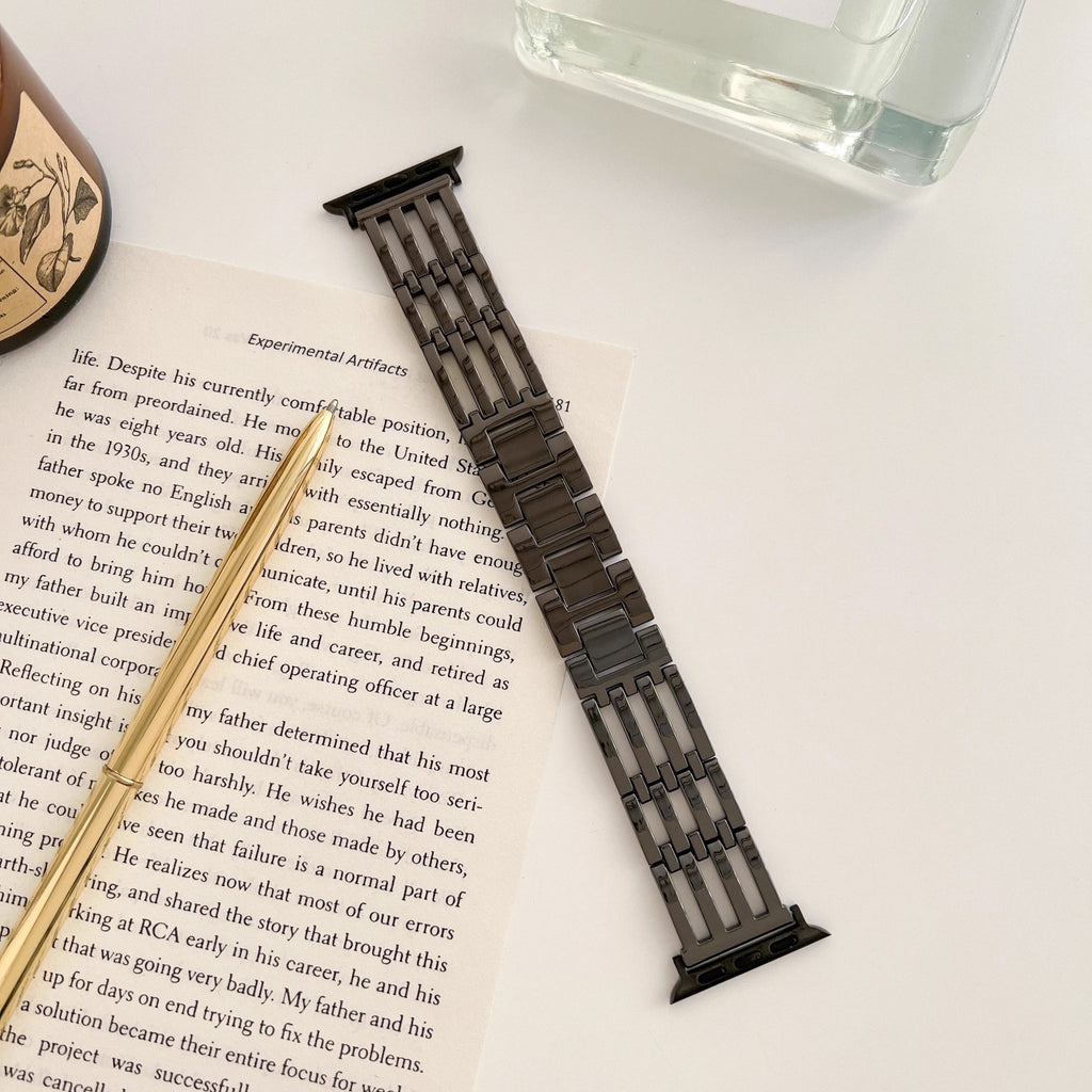 Bracelet noir en métal ajouré pour Apple Watch, style chic et élégant, finition brillante.
