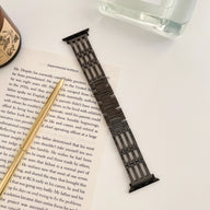 Bracelet noir en métal ajouré pour Apple Watch, style chic et élégant, finition brillante.