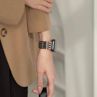 Bracelet noir pour Apple Watch avec maillons métalliques larges et design chic pour femme.