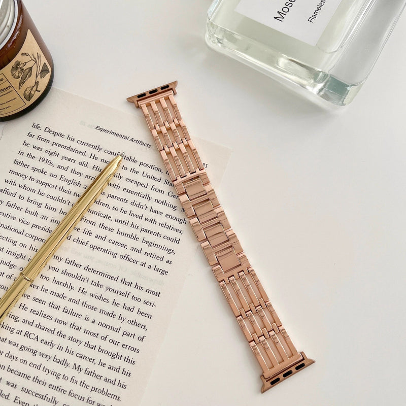 Bracelet pour Apple Watch en métal or rosé, maillons élégants et finition brillante.