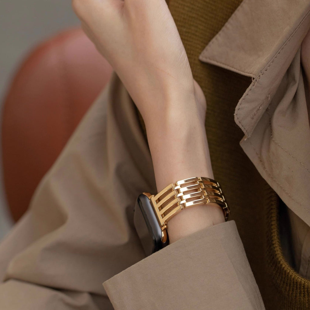 Bracelet chic doré pour Apple Watch avec maillons larges et fermeture déployante élégante.