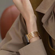 Bracelet chic doré pour Apple Watch avec maillons larges et fermeture déployante élégante.