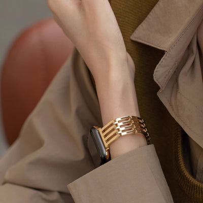 Bracelet chic doré pour Apple Watch avec maillons larges et fermeture déployante élégante.