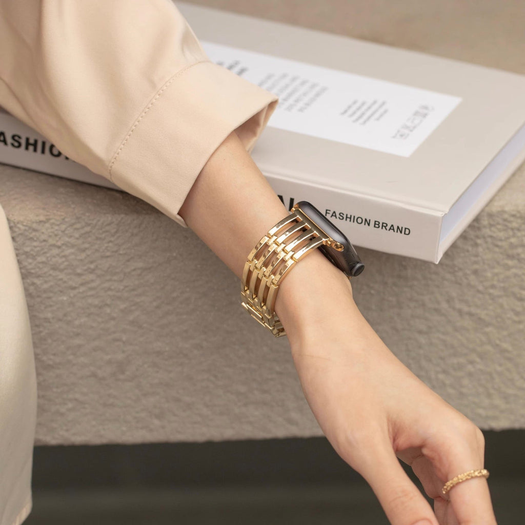 Bracelet doré chic à maillons pour Apple Watch porté au poignet, style soirée élégant.