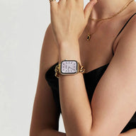 Bracelet pour Apple Watch en mailles cubaines dorées, acier inoxydable, style chic minimaliste, ajustable au poignet féminin.