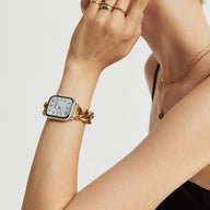 Bracelet Apple Watch en mailles cubaines acier inoxydable doré, style chic minimaliste, ajustable.