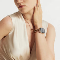 Bracelet pour Apple Watch en mailles cubaines larges en acier inoxydable doré, style chic minimaliste, ajustable.