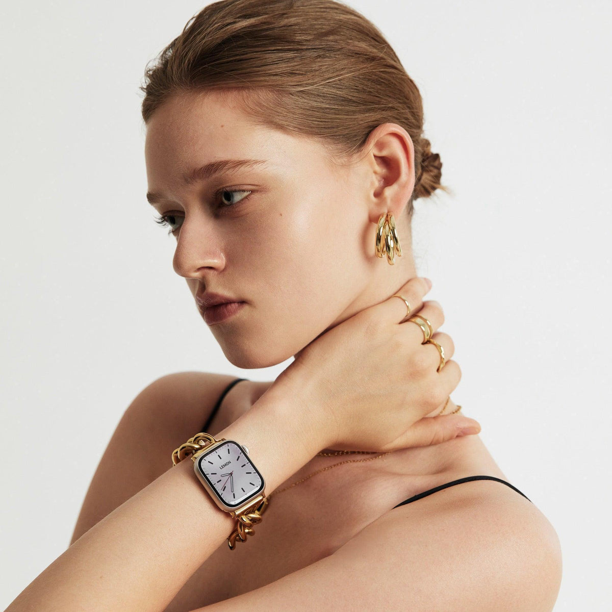 Bracelet pour Apple Watch en mailles cubaines dorées en acier inoxydable, style chic minimaliste, ajustable.