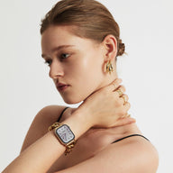 Bracelet pour Apple Watch en mailles cubaines dorées en acier inoxydable, style chic minimaliste, ajustable.